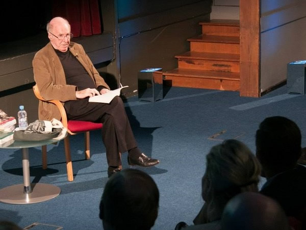 为追《冰与火之歌:权力游戏》澳大利亚74岁作家坚持抗癌