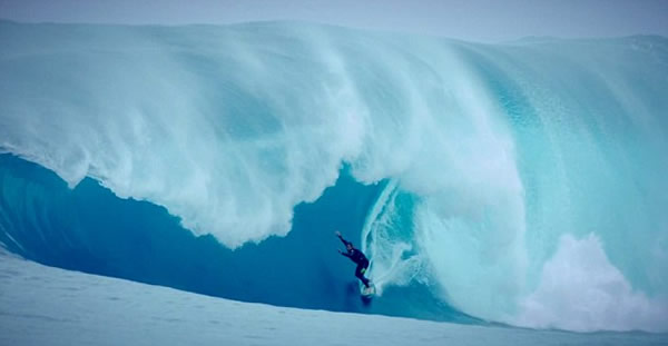 澳大利亚冲浪运动员再次挑战巨浪“The Right”