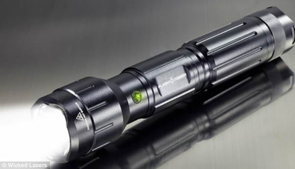 这款强大的手电筒能发出足以煎熟鸡蛋的光亮,甚至能生起一堆小火。据称其光强度是普通手电筒的2万倍。