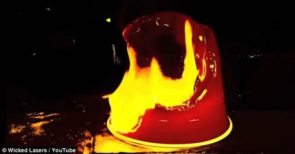 这款手电筒能照出4100流明的白光,足以使塑料杯熔化(如图),或点燃一块聚苯乙烯板。