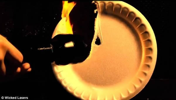 这款手电筒可以调整灯光的强度和聚焦范围,图中光亮集中在纸盘上,点燃了纸盘。