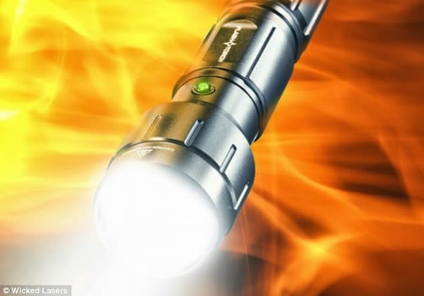 这款名为“Flashtorch”的手电筒用军用级的阳极氧化铝制成,能够经受极端恶劣环境的考验。