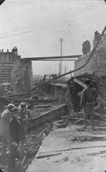 报告中包括“皇姑屯事件”现场图片