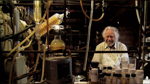 舒尔金亲自尝试数以百计剌激神经药物,成为“摇头丸教父”,实在当之无愧。