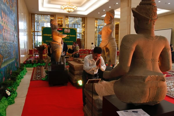 柬埔寨3尊千年印度教神灵塑像流落美国40年终物归原主