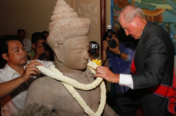 柬埔寨3尊千年印度教神灵塑像流落美国40年终物归原主