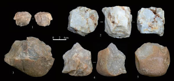图1 贾湾1 号地点发掘所获部分石核。(牛东伟供图)