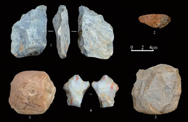 图3 贾湾1号地点发掘所获部分石器和石锤。1,两面器;2,5,刮削器;3,石锤;4,齿状器。(牛东伟供图)