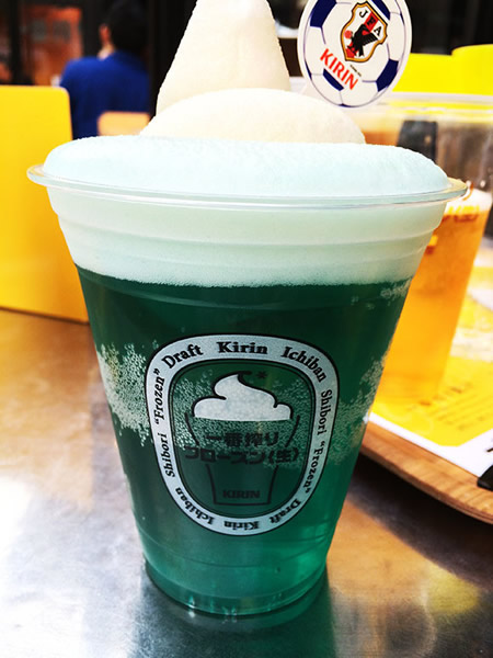 日本麒麟啤酒公司推出蓝色啤酒助威2014年巴西世界杯