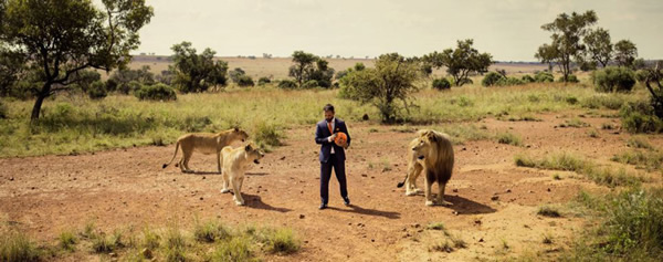 “狮语者”动物园管理员与三只狮子踢足球