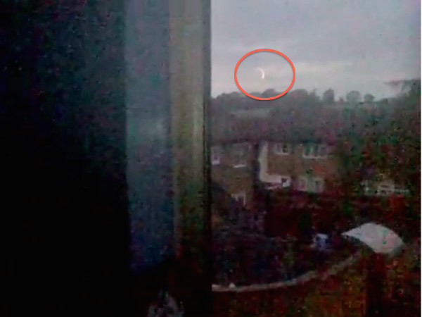 英国北安普顿11岁女孩拍摄到神秘火球在天空打圈