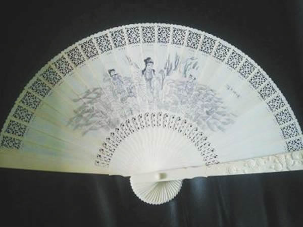 行动中,警方检获的象牙制品。