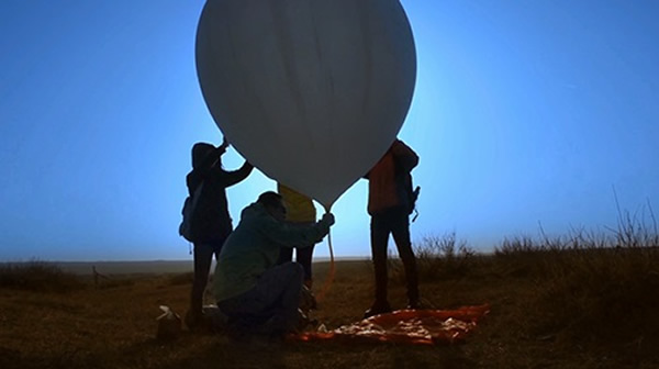 工作人员准备将飞天屋升空