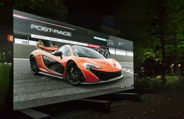 英国制造商Titan展示世界最大电视“宙斯” 与足球门差不多大小