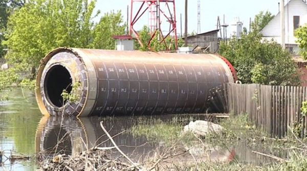 俄罗斯洪水冲出巨大金属管 或为洲际导弹燃料箱