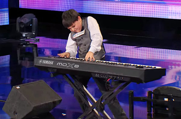 弹《大黄蜂》自信外泄,神童如大师上身投入摆头。