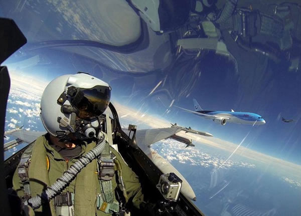 荷兰F-16战斗机飞行员杰伦·狄更斯在9000多米高空自拍,背景中可看到另一架战斗机和波音787客机。