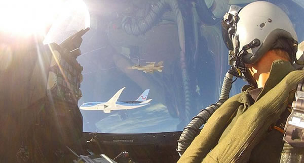 荷兰F-16战斗机飞行员杰伦·狄更斯在9000多米高空自拍,背景中可看到另一架战斗机和波音787客机。