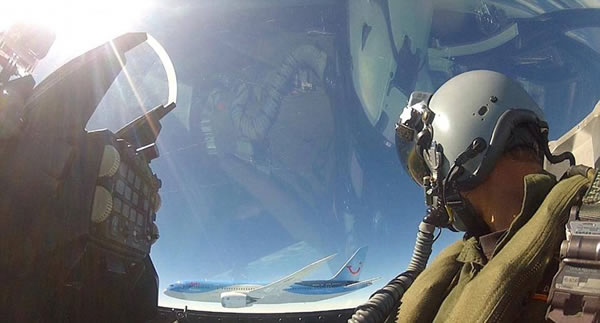 荷兰F-16战斗机飞行员杰伦·狄更斯在9000多米高空自拍,背景中可看到另一架战斗机和波音787客机。