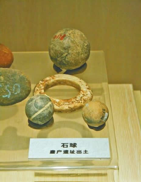 新郑市唐户遗址发现的黄帝时代的石球,外表光滑,大小不一,学者推测应为足球的始祖。