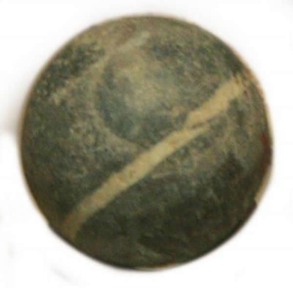 新郑市唐户遗址发现的黄帝时代的石球,外表光滑,大小不一,学者推测应为足球的始祖。