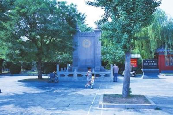 新郑市黄帝故里的蹴鞠碑,代表着古代足球找到了最早的源头。