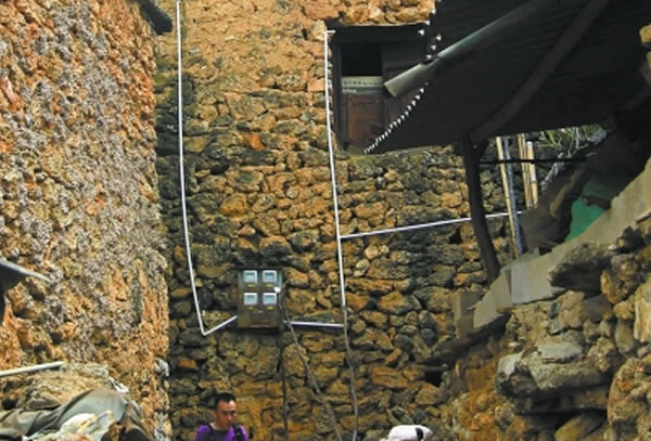 房子虽然是化石搭建的,但水、电已经通进村子,人们的生活条件在不断改善。