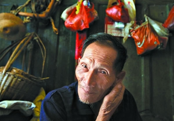 周绍强老人在村里住了一辈子,女儿们嫁人离开了这里。但对于他来说,离开村子进城生活是决然不会的。