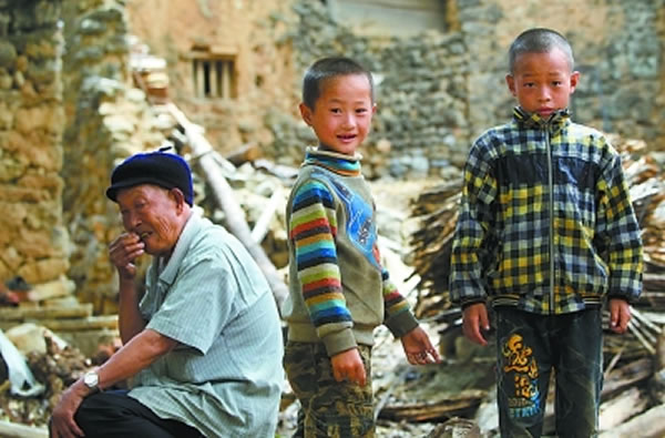 老人们选择留守,孩子们随着年龄的增长,注定会离开。