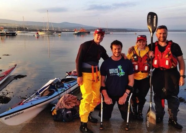 贝顿(左二)和队友合照