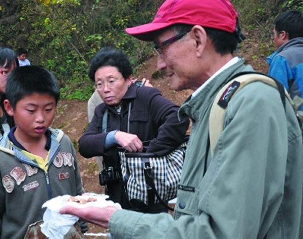 黄万波向孩子介绍班鹿化石