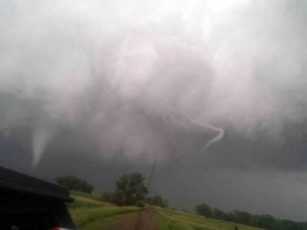 这张图片是6月18日晚上在南达科他州靠近奥朋纳(Alpena)拍摄的龙卷风。