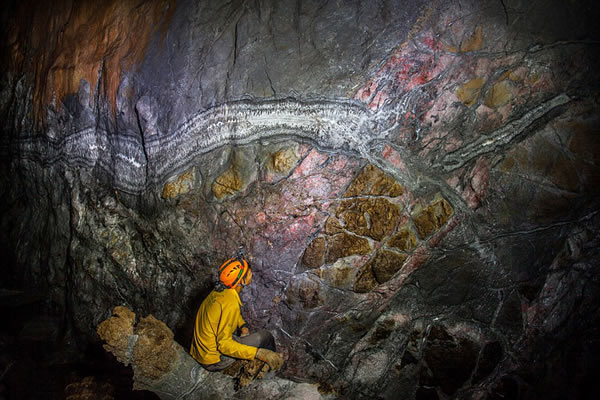 越南韩松洞鬼斧神工的自然之美