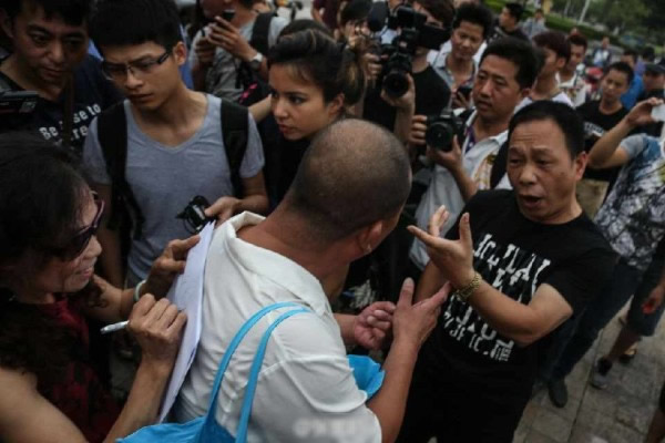 动保人士与民众起争执