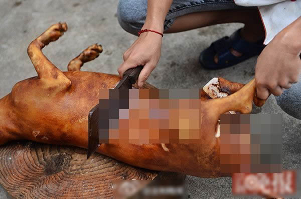 狗贩将劏好的狗只斩件出售