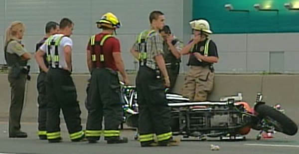 警方调查人员对遇意外电单车搜证