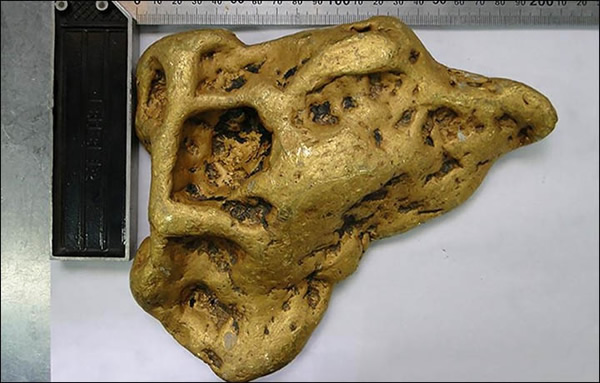 俄罗斯西伯利亚矿工掘出6.66公斤“魔鬼黄金”