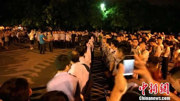 大批警力集中撤离现场