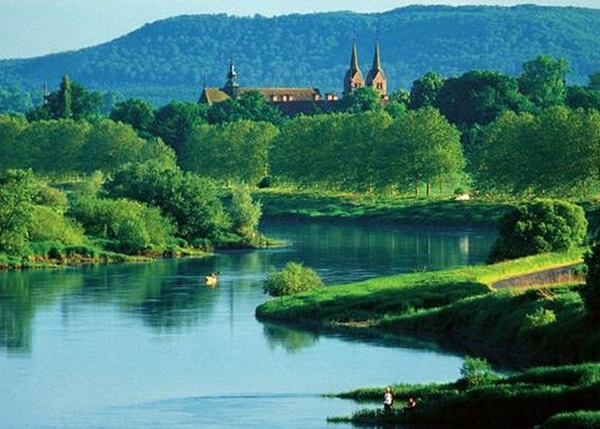 西面教堂位于威悉河边