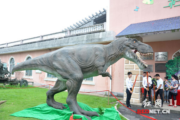 湖南首届恐龙科普展展出的高大凶猛的恐龙模型