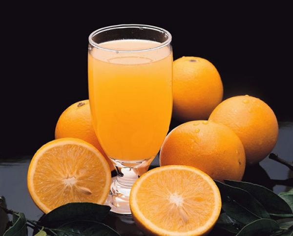 一杯250毫升的橙汁含有115卡路里的热量,只比一罐可乐低24卡路里