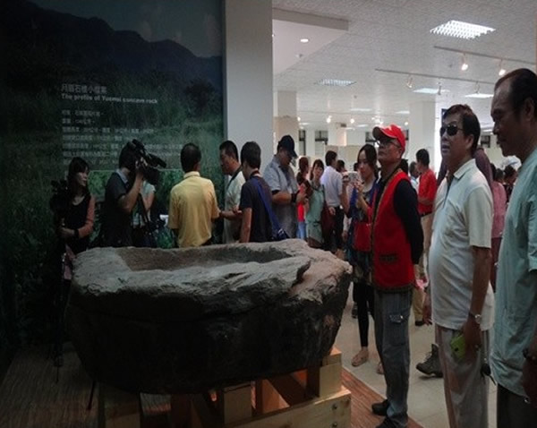 台湾花莲寿丰乡的珍贵古文物“月眉石槽”展出