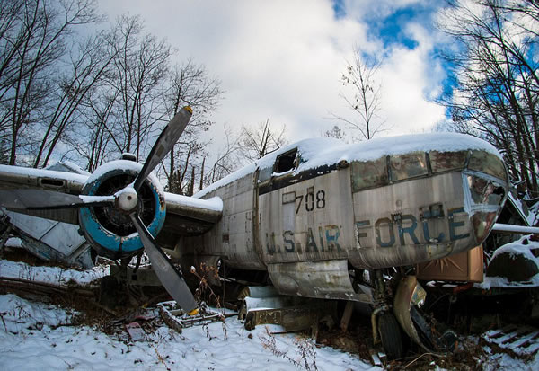 美国俄亥俄州废品收购员20世纪40年代收藏了许多二战时期的报废战斗机