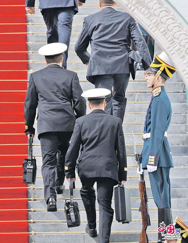 俄“核提箱”由紧随总统的海军军官携带,这一风尚源于戈尔巴乔夫的夫人赖莎,并沿用至今。