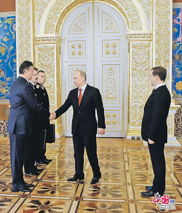 “核按钮”交接仪式。2012年,普京重返总统宝座之后,从梅德韦杰夫手中接掌“核按钮”