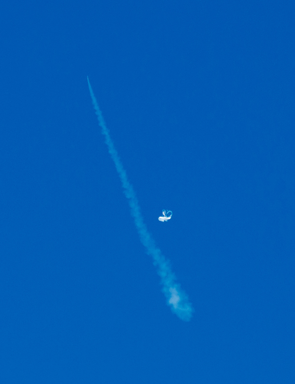 美国国家航空航天局28日完成一项火星着陆模拟测试。形如飞碟的航天器由氦气球搭载升空,经火箭助推后继续抬升,随后借助巨型超音速降落伞减速降落并着陆。