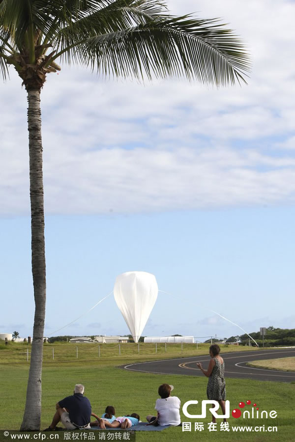 当地时间2014年6月28日,美宇航局的一艘碟形火星飞船在夏威夷进行载物发射测试。