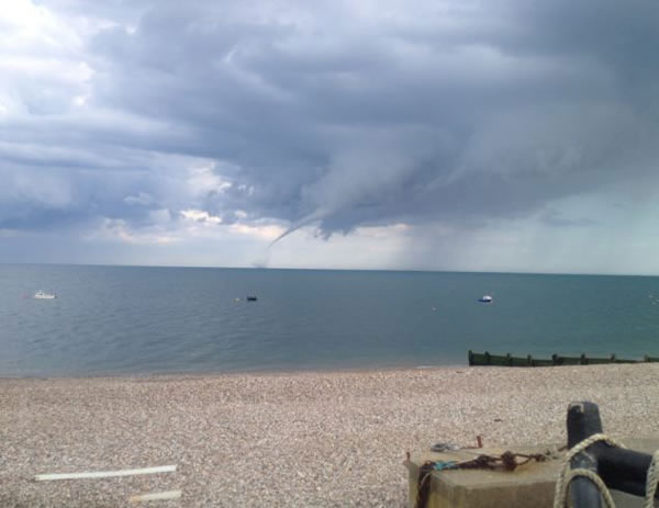 巨大漏斗云在英吉利海峡上空翻腾