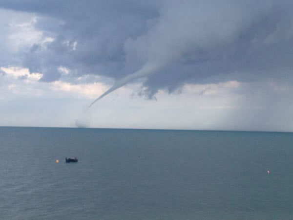 巨大漏斗云在英吉利海峡上空翻腾