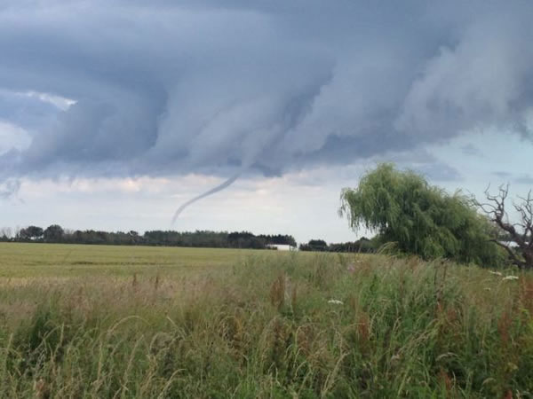 巨大漏斗云在英吉利海峡上空翻腾
